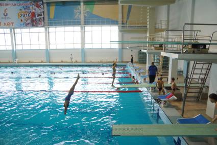 Екатеринбург. Бассейн \'Юность\'. Дети занимаются в секции по прыжкам в воду