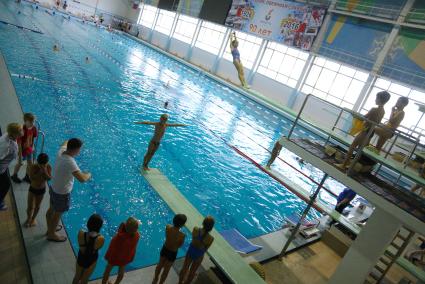 Екатеринбург. Бассейн \'Юность\'. Дети занимаются в секции по прыжкам в воду