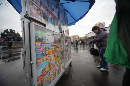 Москва.  Новые мобильные пресс-стенды появились на  улицах города в рамках работ по благоустройству столицы.