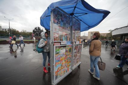 Москва.  Новые мобильные пресс-стенды появились на  улицах города в рамках работ по благоустройству столицы.