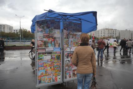 Москва.  Новые мобильные пресс-стенды появились на  улицах города в рамках работ по благоустройству столицы.