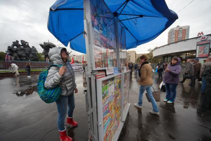 Москва.  Новые мобильные пресс-стенды появились на  улицах города в рамках работ по благоустройству столицы.