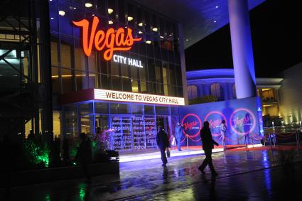 Москва. Вид на здание Vegas City Hall в ТРК `Vegas Крокус Сити`.
