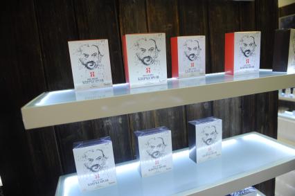 Москва. Презентация собственной парфюмерной коллекции женских духов от Филиппа Киркорова `Я`в ГУМе.