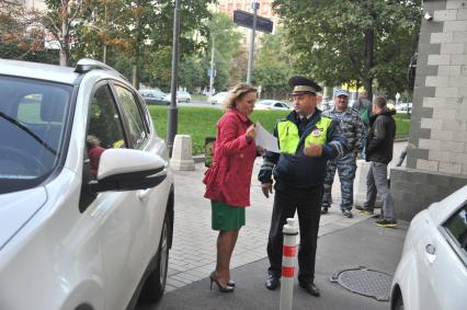 Москва. Актриса Алла Довлатова общается с сотрудником ГИБДД.