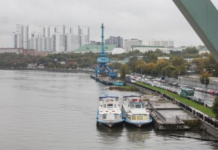 Москва. Вид на Москву-реку в районе Нагатинской набережной из окна электропоезда Московского центрального кольца.