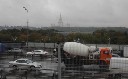 Москва.  Вид на Московский университет из окна электропоезда Московского центрального кольца.