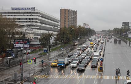 Москва.  Вид на Нагатинскую улицу  из окна электропоезда Московского центрального кольца.