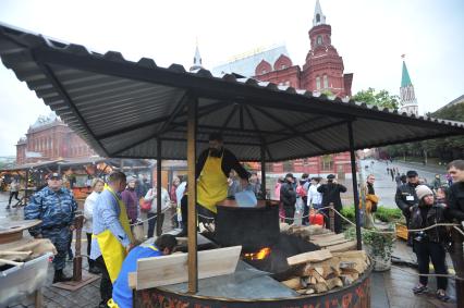 Москва.  Сыровары варят сыр  во время `Сырных дней`, которые проходят в городе  в рамках фестиваля `Золотая осень`.