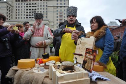 Москва.  Сыровары из Липецкой области представляют свою продукцию  во время `Сырных дней`, которые проходят в городе  в рамках фестиваля `Золотая осень`.