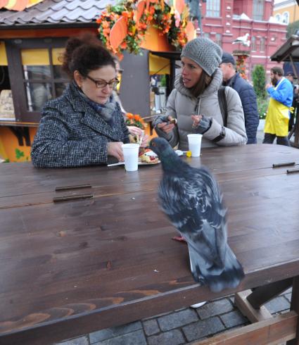 Москва.  Женщины на Манежной площади во время `Сырных дней`, которые проходят в рамках   фестиваля `Золотая осень`.