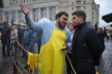 Москва.  Сыровар Олег Сирота (слева) и руководитель департамента торговли и услуг  Алексей Немерюк во время `Сырных дней`, которые проходят в городе  в рамках фестиваля `Золотая осень`.