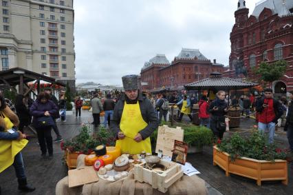 Москва.  Сыровар из Липецкой области представляет свою продукцию  во время `Сырных дней`, которые проходят в городе  в рамках фестиваля `Золотая осень`.