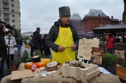 Москва.  Сыровар из Липецкой области представляет свою продукцию  во время `Сырных дней`, которые проходят в городе  в рамках фестиваля `Золотая осень`.