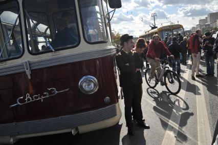 Москва.   Горожане на празднике московского троллейбуса после парада ретро-троллейбусов, посвященного 83-летию регулярного троллейбусного движения в столице, на Фрунзенской набережной.