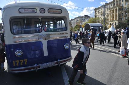 Москва.   Горожане на празднике московского троллейбуса после парада ретро-троллейбусов, посвященного 83-летию регулярного троллейбусного движения в столице, на Фрунзенской набережной.