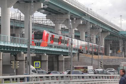 Москва. Поезд `Ласточка` на Московском центральном кольце (МЦК).