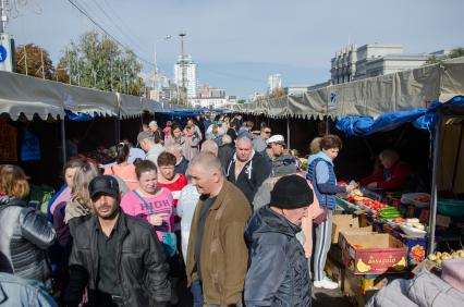 Самара.  Жители города на сезонной ярмарке.