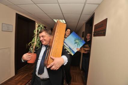 Москва. Корреспонденты `Комсомольской правды` Елена Кривякина и Александр Овчинников (справа) помогают перенести вещи бывшему первому зампредседателя информационного комитета, депутату-справедливоросу Андрею Туманову из рабочего кабинета в Государственной Думе РФ.