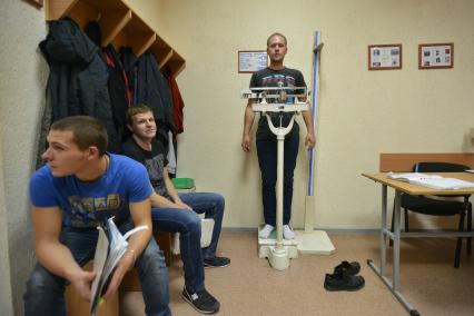 Ставрополь. С началом осеннего призыва юноши проходят медкомиссию.