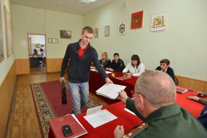 Ставрополь. Юноша пришел на заседание призывной комиссии.