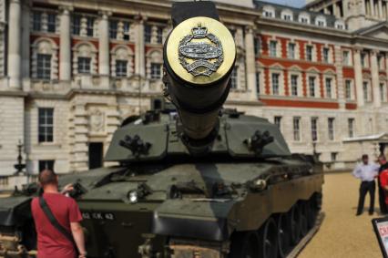 Лондон. Танк Challenger 2 установлен на Трафальгарской площади в канун 100-летия Битвы на Сомме.