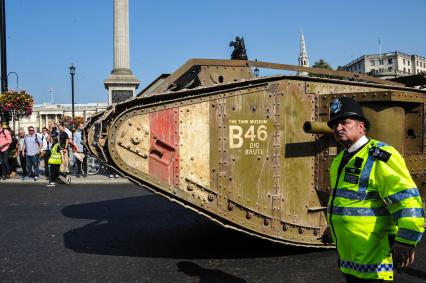 Лондон. Британский тяжелый танк времен Первой мировой войны Mark IV установлен на Трафальгарской площади в канун 100-летия Битвы на Сомме.