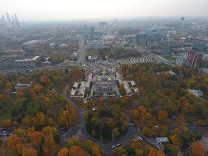 Москва. Вид на Путевой дворец и Петровский парк.