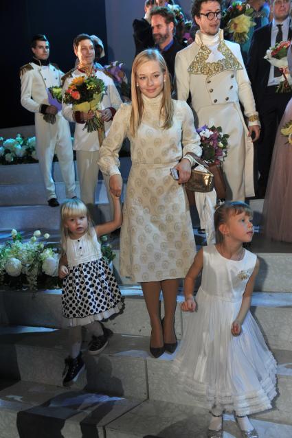 Москва. Актриса Юлия Пересильд со своими дочерьми Анной и Марией (слева) на премьере мюзикла `Золушка` в театре `Россия`.