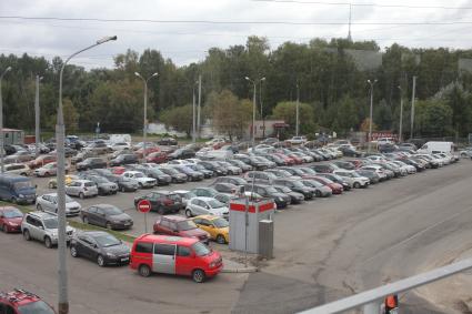 Москва. Парковка рядом со станцией метро `Владыкино`.