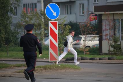 Красноярск. Молодой человек убегает от сотрудника ГИБДД.