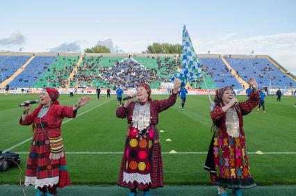 Самара. На стадионе `Металлург`перед  футбольным матчем Крылья Советов` - `ЦСКА`  фольклорный ансамбль из Удмуртии `Бурановские бабушки` представили новую песню к чемпионату мира по футболу 2018 `Оле-Ола`.