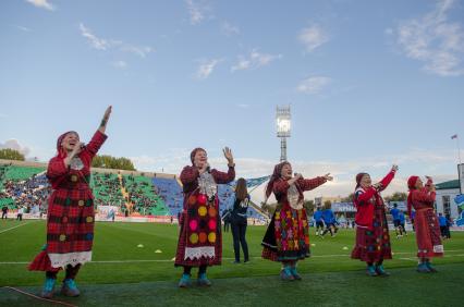 Самара. На стадионе `Металлург`перед  футбольным матчем Крылья Советов` - `ЦСКА`  фольклорный ансамбль из Удмуртии `Бурановские бабушки` представили новую песню к чемпионату мира по футболу 2018 `Оле-Ола`.