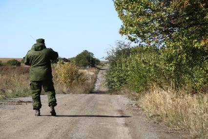 Украина. Донецкая область. Российские военные представители из СЦКК,  наблюдатели ОБСЕ на границе демилитаризованной зоны.