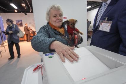 Москва. Жители города в единый день голосования на избирательном участке.
