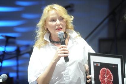 Москва. Телеведущая Лариса Вербицкая на 1-й ежегодной премии `Гранатовое Сердце` журнала `ГОРПРОЕКТ` в PMLOFT HALL.