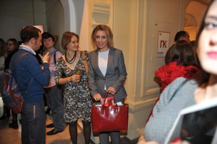 Москва. Официальный представитель МИД России Мария Захарова (третья слева) на презентации книги `Новые заветы`, написанной авторами журнала `Русский пионер`, в торговом центре ГУМ.