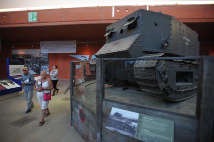 Англия. Лондон. На вращающемся стенде трактор, обшитый бронелистами, времен Первой Мировой войны - Маленький Вилли  в музее танков в Бовингтоне.