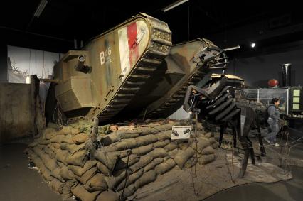 Англия. Лондон.Один из первых танков Mark IV  в музее танков в Бовингтоне.