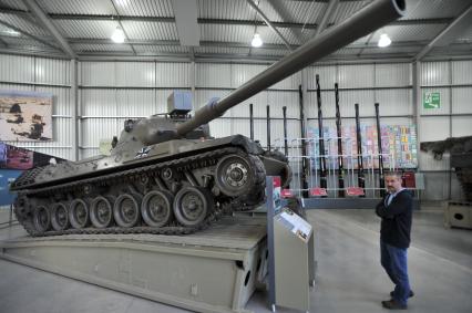 Англия. Лондон.  Послевоенный немецкий танк Леопард I в  одном из залов  музея танков в Бовингтоне.