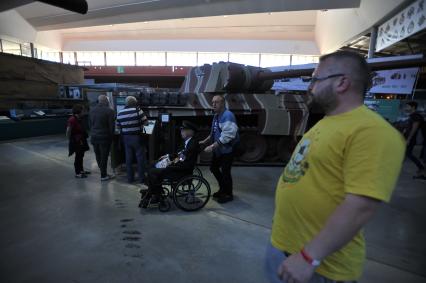 Англия. Лондон. Ветеран в музее  танков в Бовингтоне.