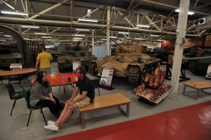 Англия. Лондон.  Посетители отдыхают  в одном из залов  музея танков в Бовингтоне.