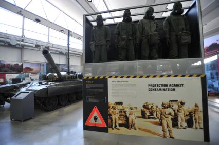Англия. Лондон.  Экспозиция в  одном из залов  музея танков в Бовингтоне.
