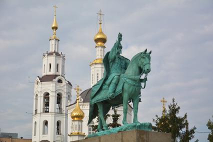 Орел. Первый в России памятник царю  Ивану Грозному, основателю города,  установленный возле Богоявленского собора на стрелке слияния рек Оки и Орлика.