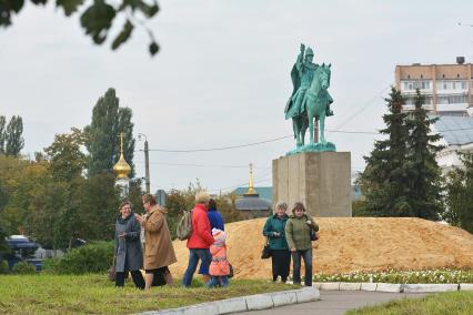 Орел. Первый в России памятник царю  Ивану Грозному, основателю города,  установленный возле Богоявленского собора на стрелке слияния рек Оки и Орлика.