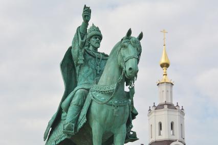 Орел. Первый в России памятник царю  Ивану Грозному, основателю города,  установленный возле Богоявленского собора на стрелке слияния рек Оки и Орлика.