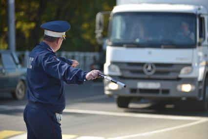 Ставрополь. Сотрудник ДПС останавливает машину на дороге.