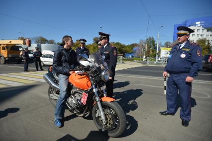 Ставрополь. Сотрудники ДПС общаются с мотоциклистом.