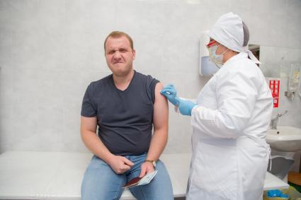 Челябинск. Мужчине в поликлиннике делают прививку от гриппа.