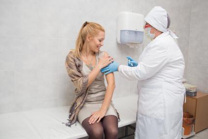 Челябинск. Девушка в поликлиннике делает прививку от гриппа.